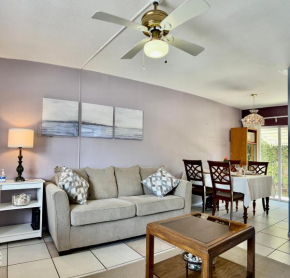 Beautiful 1 Bedroom condo 2 min walk to the Beach.
